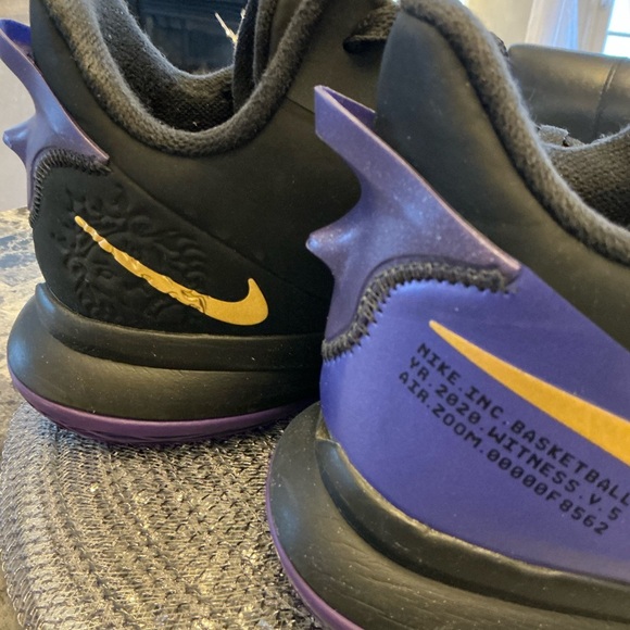 Nike LeBron James Witness 5 Basketball Shoe Black Purple Gold Lakers Mens SZ 13 - Picture 11 of 16